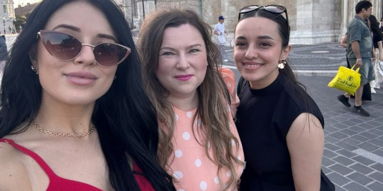Trei profesoare de la Școala Gimnazială nr. 4 Suceava, la Budapesta, la un curs Erasmus+ despre inteligența artificială în educație