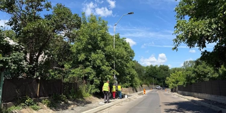 Se toarnă asfalt pe serpentine. Primăria îi sfătuiește pe șoferi să evite zona