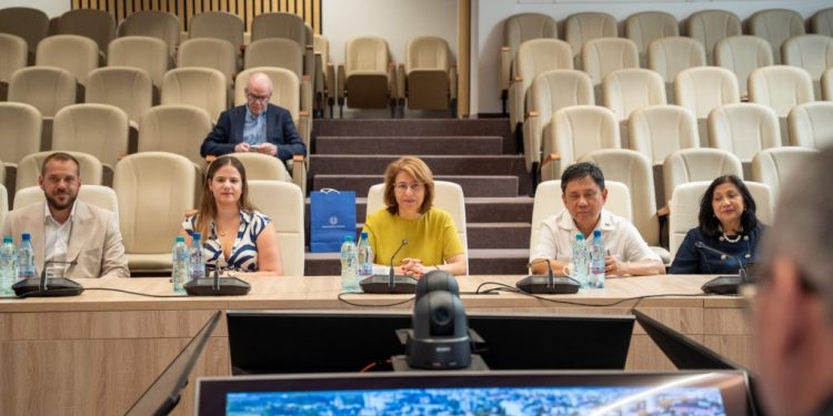 Doi ambasadori, cel al Greciei și cel al Republicii Filipine, în vizită la CJ Suceava. Aceștia au făcut cunoștință cu principalele direcții de dezvoltare ale județului nostru