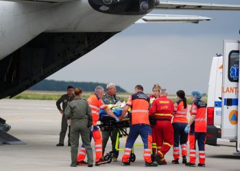 Aeronavă Spartan, pe aeroportul din Suceava, pentru a prelua un bărbat cu arsuri grave, pe care l-a transportat la un spital din Belgia