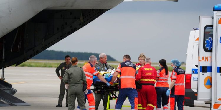 Aeronavă Spartan, pe aeroportul din Suceava, pentru a prelua un bărbat cu arsuri grave, pe care l-a transportat la un spital din Belgia
