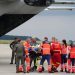 Aeronavă Spartan, pe aeroportul din Suceava, pentru a prelua un bărbat cu arsuri grave, pe care l-a transportat la un spital din Belgia