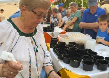 1.500 de ciorbe rădăuțene, oferite gratuit de Ziua Ciorbei Rădăuțene. Cîteva porții au fost oferite de inventatoarea preparatului, Cornelia Dumitrescu (Foto)