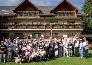 Consiliul Județean Suceava finanțează o tabără pentru copiii premianți din sistemul de protecție socială. Participă 34 de copii și tineri (FOTO)