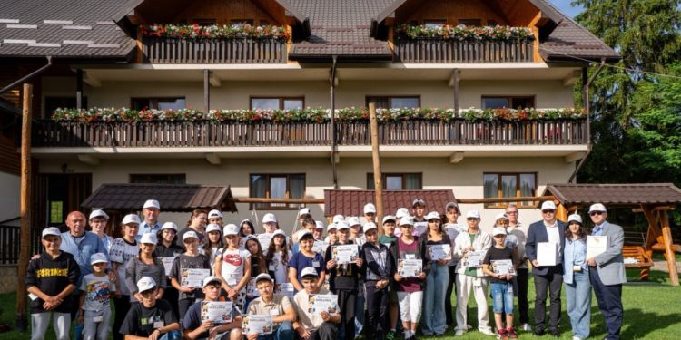 Consiliul Județean Suceava finanțează o tabără pentru copiii premianți din sistemul de protecție socială. Participă 34 de copii și tineri (FOTO)