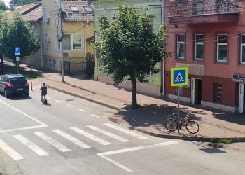 Copil de 10 ani pe bicicletă, fără cască, pe străzile Sucevei, o imagine frecventă