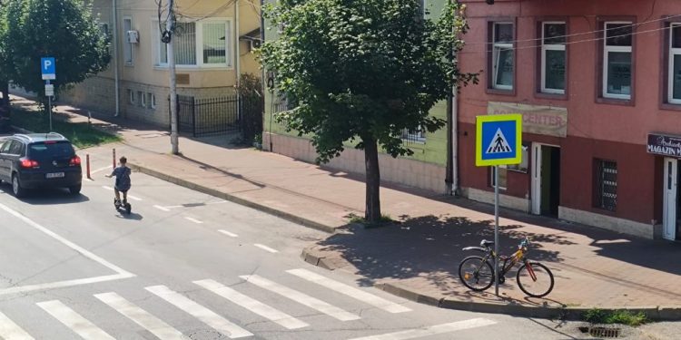 Copil de 10 ani pe bicicletă, fără cască, pe străzile Sucevei, o imagine frecventă