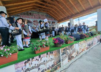 Ziua comunei Cornu Luncii, cu festival de produse tradiționale, spectacole și 22 de cupluri de aur premiate (Foto)