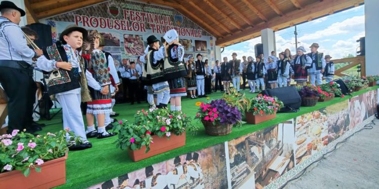 Ziua comunei Cornu Luncii, cu festival de produse tradiționale, spectacole și 22 de cupluri de aur premiate (Foto)