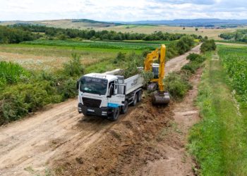 Drumul de balast care leagă Burla de Arbore se modernizează