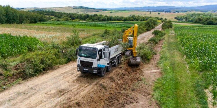 Drumul de balast care leagă Burla de Arbore se modernizează