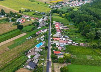 Continuă lucrările pe DJ 208 E. ”Este un drum important pentru cei aproximativ 7.000 de oameni din comunitățile pe care le traversează” (Foto)