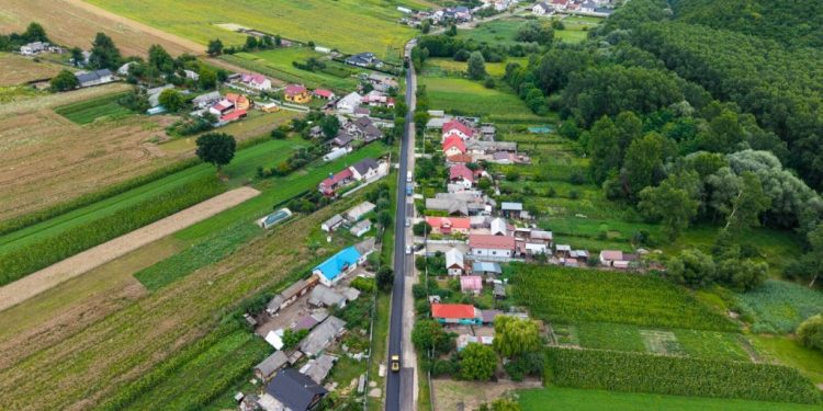 Continuă lucrările pe DJ 208 E. ”Este un drum important pentru cei aproximativ 7.000 de oameni din comunitățile pe care le traversează” (Foto)