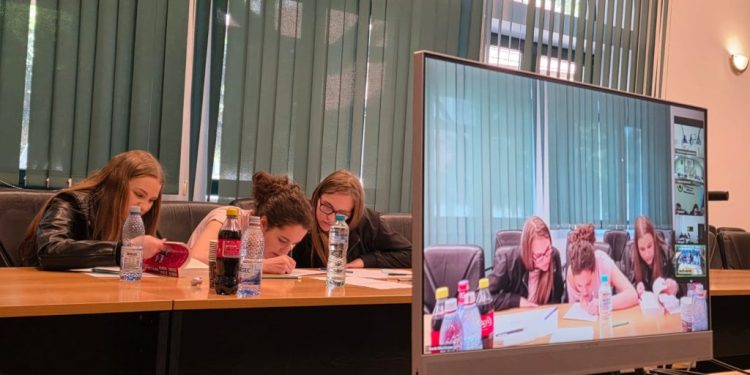 Echipaj de la Liceul Teoretic ”Ion Luca” Vatra Dornei, calificat la faza pe țară a concursului european „Tineri în pădurile Europei”