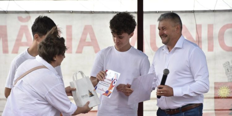 Zilele Fălticenilor. 115 elevi cu rezultate deosebite, premiați de primar. Cătălin Coman: Fălticeniul își premiază valorile și valorile sînteți voi, copiii municipiului Fălticeni