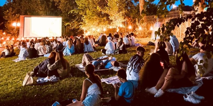 Trei seri cu filme și dans în aer liber, la Suceava, prin proiectul Summer2YOUth, finanțat de Consiliul Județean. Filmul ”Paddington in Peru” deschide, vineri, în Zona de Agrement a Rîului Suceava, seria proiecțiilor