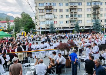 Peste 600 de copii și adulți s-au prins în Hora Cîmpulungului, în deschiderea Întîlnirilor Bucovinene (Foto)
