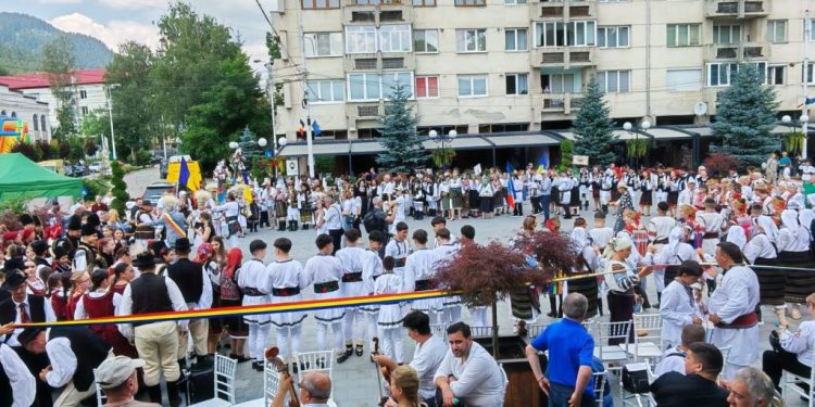 Peste 600 de copii și adulți s-au prins în Hora Cîmpulungului, în deschiderea Întîlnirilor Bucovinene (Foto)