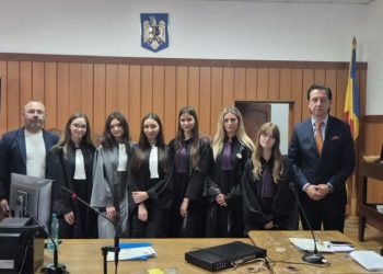 Elevi din Suceava, participanți la un proces simulat despre traficul și consumul de droguri, de Ziua Justiției