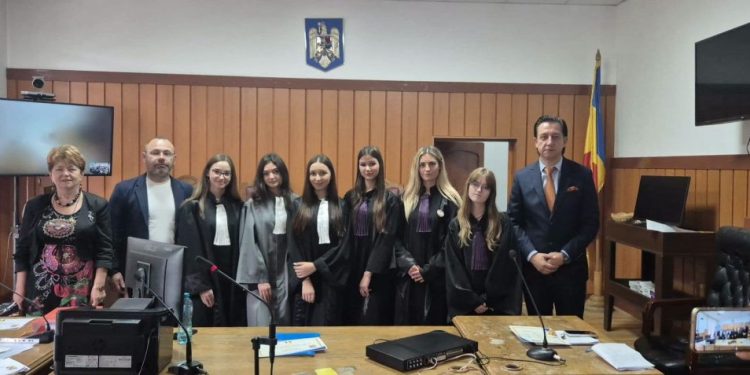 Elevi din Suceava, participanți la un proces simulat despre traficul și consumul de droguri, de Ziua Justiției