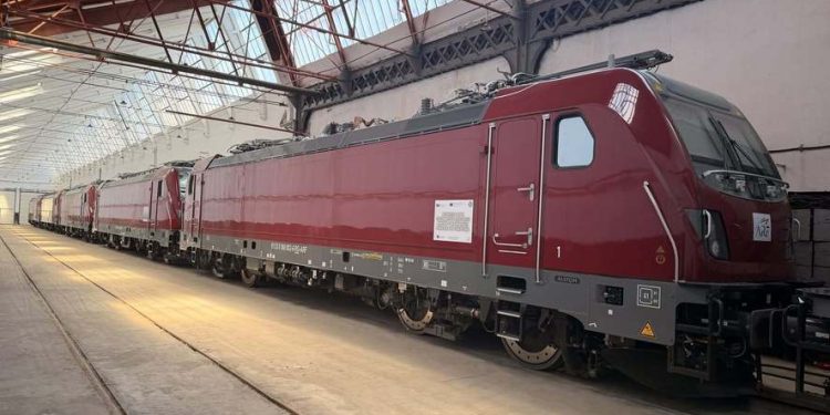 O locomotivă electrică fabricată în Franța va deservi linia Suceava-București-Constanța. Locomotiva atinge viteza de 160 km/h și poate tracta pînă la 16 vagoane