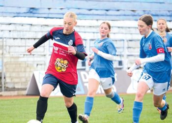 Paraschiva Moțco, de la Izvoarele Sucevei, bună și la fotbal, bună și la școală. Adolescenta a făcut naveta de la peste 100 de kilometri