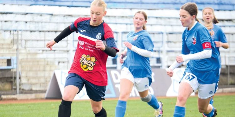 Paraschiva Moțco, de la Izvoarele Sucevei, bună și la fotbal, bună și la școală. Adolescenta a făcut naveta de la peste 100 de kilometri