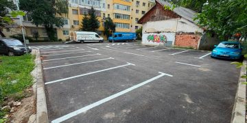 Garaje dărîmate și locuri de parcare amenajate, dar și clădiri care au nevoie de un var. Sau de un graffiti