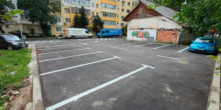 Garaje dărîmate și locuri de parcare amenajate, dar și clădiri care au nevoie de un var. Sau de un graffiti
