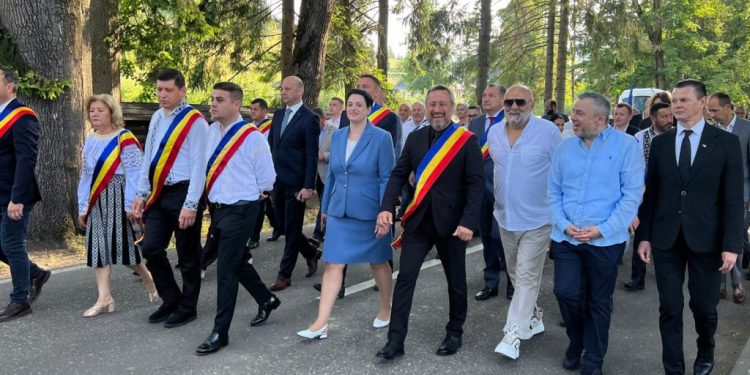 Primarii, la Sfîntul Voievod Ștefan cel Mare. Dar, angajații primăriilor de ce nu?