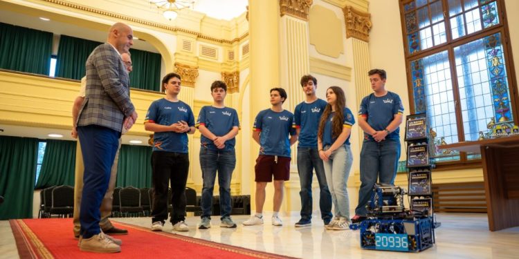 Echipa Royal Engineers a Colegiului Național „Ștefan cel Mare” Suceava, locul I la un concurs de robotică în SUA. Consiliul Județean sponsorizează echipa cu 30.000 de lei, pentru achiziția de echipamente (Foto)