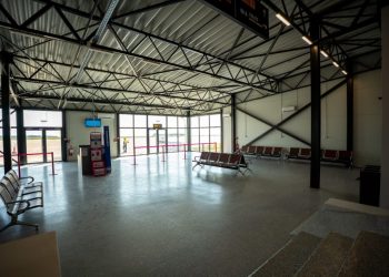 239 de pasageri ai cursei Suceava – Baden-Baden, primii care au folosit noua sală de așteptare a aeroportului sucevean, care a înlocuit containerele