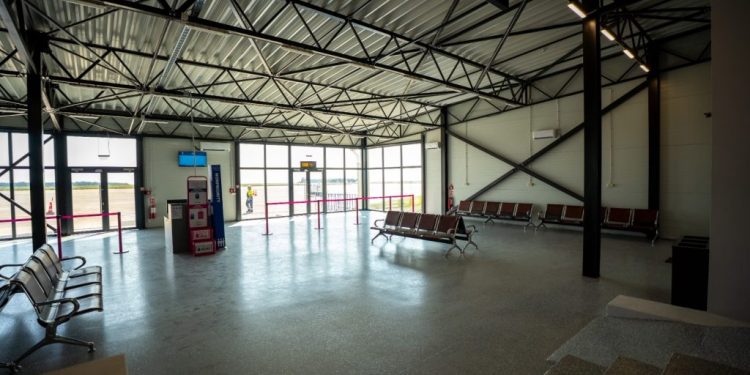 239 de pasageri ai cursei Suceava – Baden-Baden, primii care au folosit noua sală de așteptare a aeroportului sucevean, care a înlocuit containerele