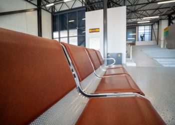 239 de pasageri ai cursei Suceava – Baden-Baden, primii care au folosit noua sală de așteptare a aeroportului sucevean, care a înlocuit containerele
