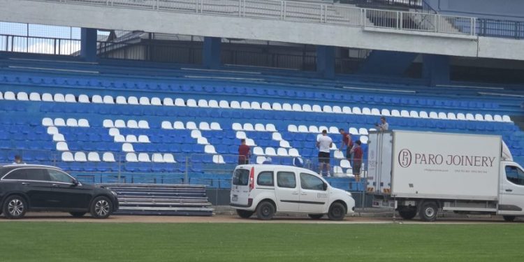Pe ”Areni” se montează 2.500 de scaune. Prețul biletelor, între 15 și 30 de lei. Prețul abonamentelor, între 100 și 250 de lei. Managerul Cetății: Fiecare suporter din tribună înseamnă un plus de încredere și de energie pentru echipă
