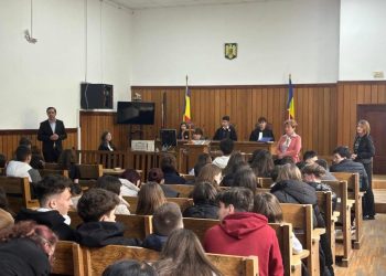 Elevi de la ”Petru” și de la ”Ștefan, la Curtea de Apel Suceava, la simularea unui proces privind traficul și consumul de droguri