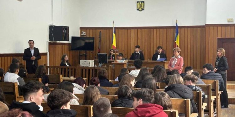 Elevi de la ”Petru” și de la ”Ștefan, la Curtea de Apel Suceava, la simularea unui proces privind traficul și consumul de droguri