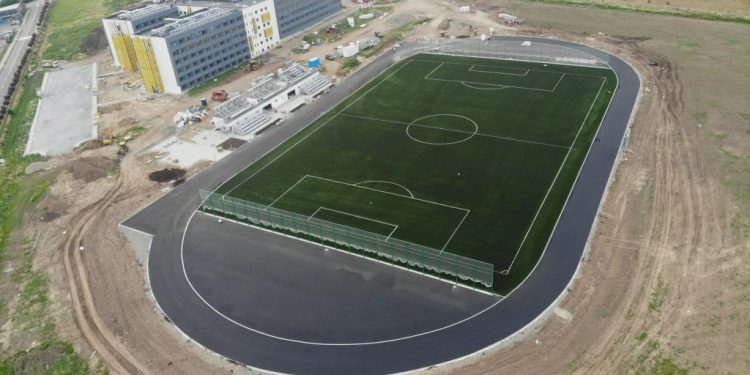Ministrul sucevean al Educației, Mihai Dimian, leagă noul teren de fotbal al USV, aproape finalizat, de un vis îndrăzneț: Suceava, la Mondialul de fotbal feminin