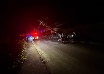 Fălticeni. Șofer ajuns la spital, după ce a intrat cu mașina într-un stîlp și l-a rupt