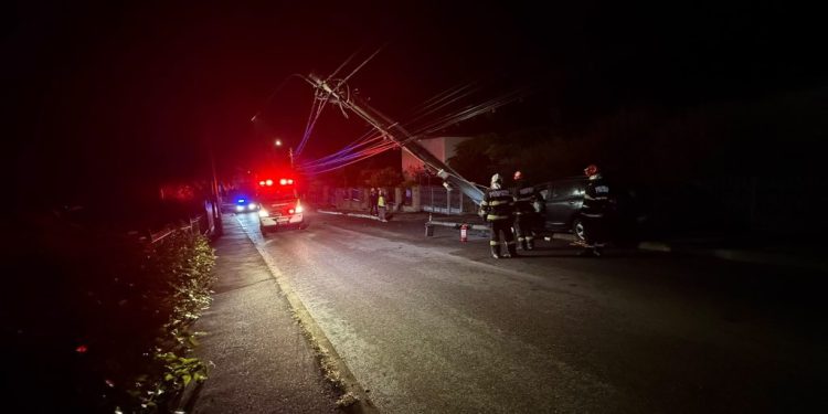 Fălticeni. Șofer ajuns la spital, după ce a intrat cu mașina într-un stîlp și l-a rupt