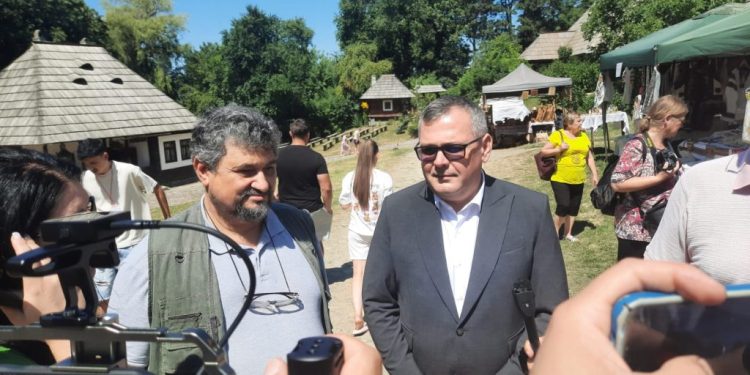 A început ”Lume, lume… hai la tîrg!”: 87 de meșteri populari și recital Fuego, sîmbătă, la Muzeul Satului Bucovinean. Cel mai scump bilet – 8 lei. Nicolae Robu: Așteptăm să vină cît mai multă lume, așteptăm să fie trei zile frumoase