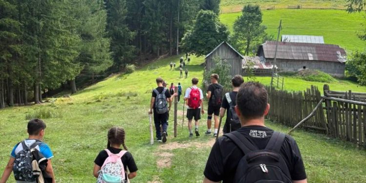 Academia Phoenix îi provoacă pe copii să-și depășească limitele pe Via Transilvanica. Andrei Tiperciuc: După atît timp petrecut în tehnologie și telefoane, copiii încep să observe lucruri simple: vîntul, o frunză care cade, sunetele din natură