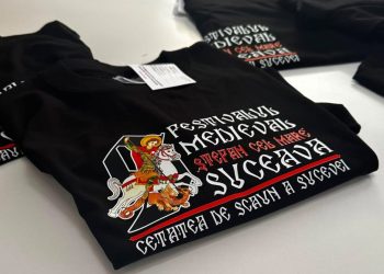 Tricoul oficial al Festivalului Medieval, ediție limitată, costă 40 de lei: ”Grăbește-te repede, că și pe vremea lui Ștefan cel Mare cele mai rîvnite lucruri dispăreau primele!”