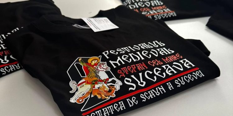Tricoul oficial al Festivalului Medieval, ediție limitată, costă 40 de lei: ”Grăbește-te repede, că și pe vremea lui Ștefan cel Mare cele mai rîvnite lucruri dispăreau primele!”