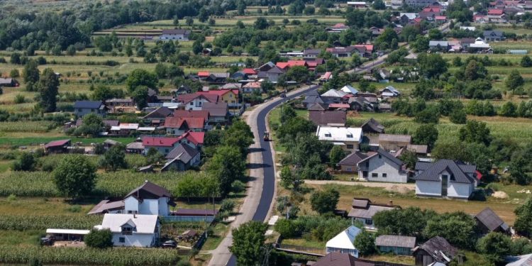Se modernizează DJ 155A, între Bogdănești, Rîșca și Slătioara. Se lucrează simultan pe două tronsoane