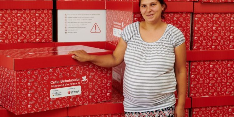 1.100 de mame și nou-născuții lor din județul Suceava vor beneficia de Cutia Bebelușului și de sprijin din partea specialiștilor