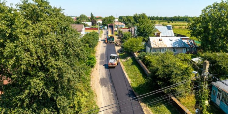 Drumul județean din Fîntîna Mare intră în reparații. Un tronson de trei kilometri va fi asfaltat pînă la sfîrșitul săptămînii