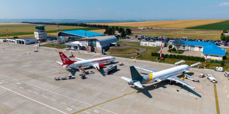 Din ce în ce mai mulți călători pe Aeroportul Internațional ”Ștefan cel Mare” Suceava. Aeroportul din Suceava, locul VI pe țară la numărul total de pasageri. Nu CJ-ul și Aeroportul ”stabilesc unde și cînd să zboare aeronavele. Și nici prețurile biletelor”