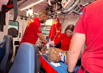 Intervenție complexă, pentru salvarea unui bărbat de 36 de ani, din Broșteni, care s-a răsturnat cu mașina pe o creastă de munte între Dârmoxa și Panaci. Au intervenit echipaje de la Poliție, Jandarmerie, Salvamont, SAJ și ISU