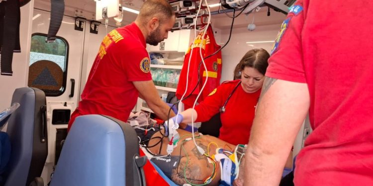 Intervenție complexă, pentru salvarea unui bărbat de 36 de ani, din Broșteni, care s-a răsturnat cu mașina pe o creastă de munte între Dârmoxa și Panaci. Au intervenit echipaje de la Poliție, Jandarmerie, Salvamont, SAJ și ISU